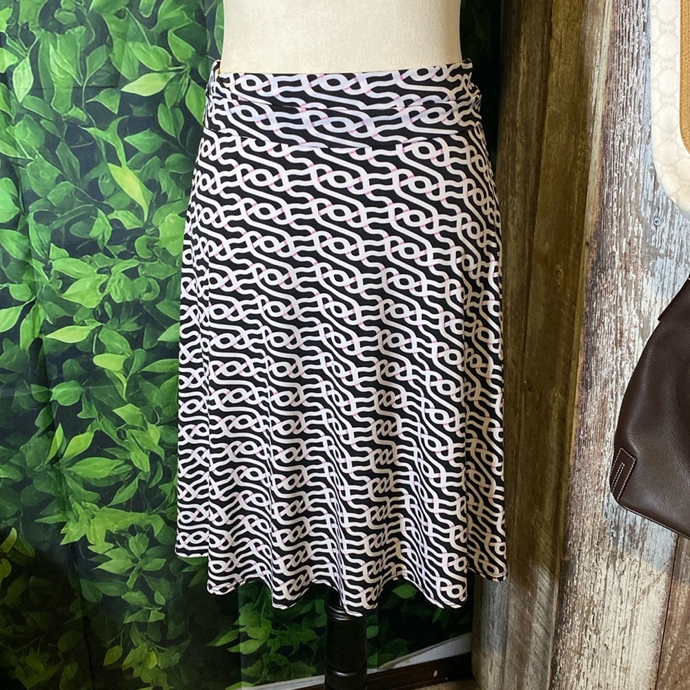 LuLaRoe skirt. Pretty pink and black pattern- like new - Picture 1 of 6